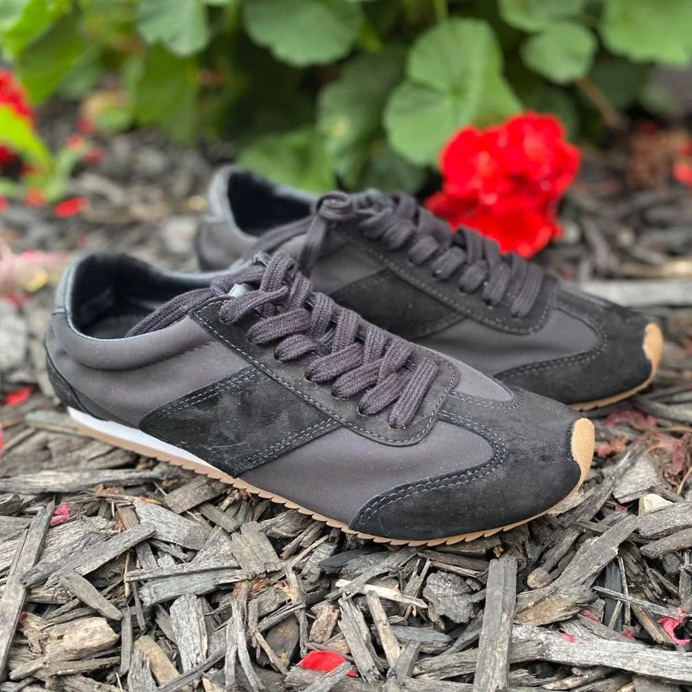 J Crew has stolen our hearts! 😍 They just keep on making the cutest shoes!! At a size 7, these trendy tennis shoes were $198 NEW, our price just $62.99! 🖤