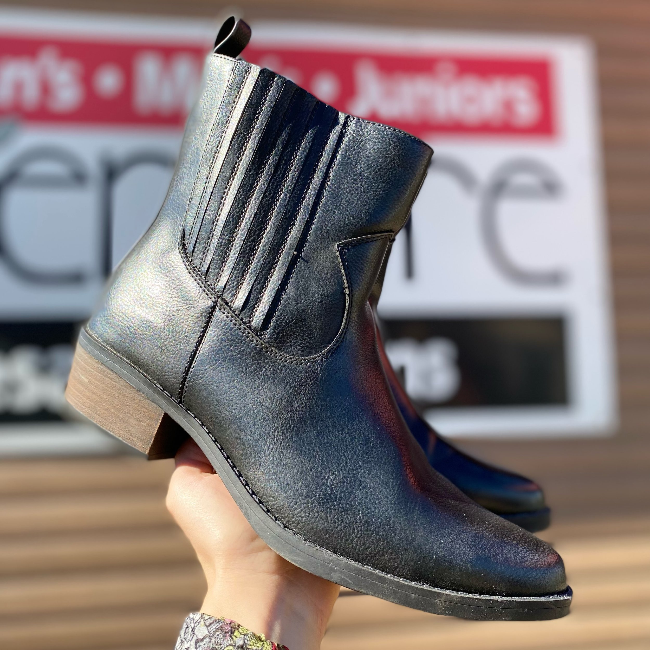 Frye &amp; Co is bringing out the sunshine today! ☀️Gorgeous leather ankle boots at a size 11, only $42.99! 🖤 AND it&rsquo;s comes with it&rsquo;s original box! 🤗