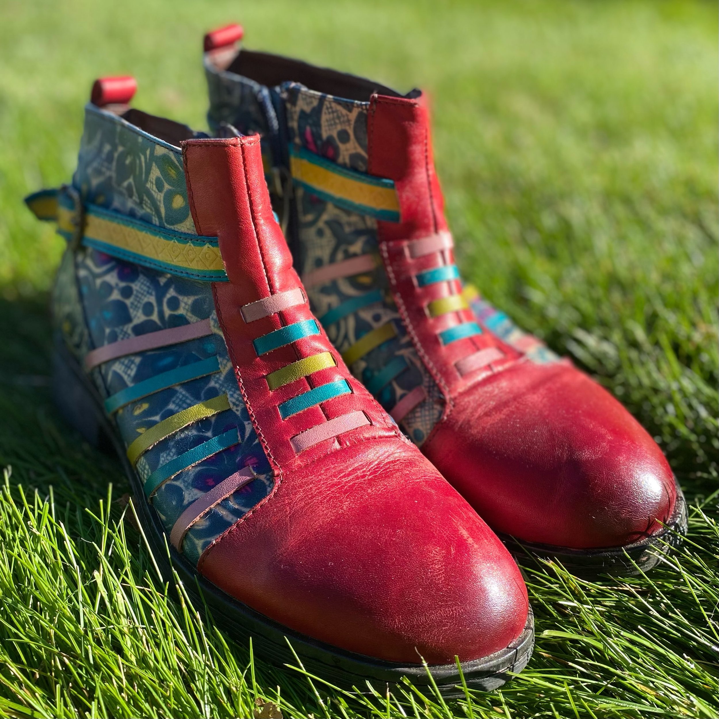 OMG‼️ We are just feeling so lucky to get SUCH cool shoes like this! ❤️ By Socofly, these size 9 leather print flats with this fun buckle is just so so special! ✨ Only $38.99! 💙