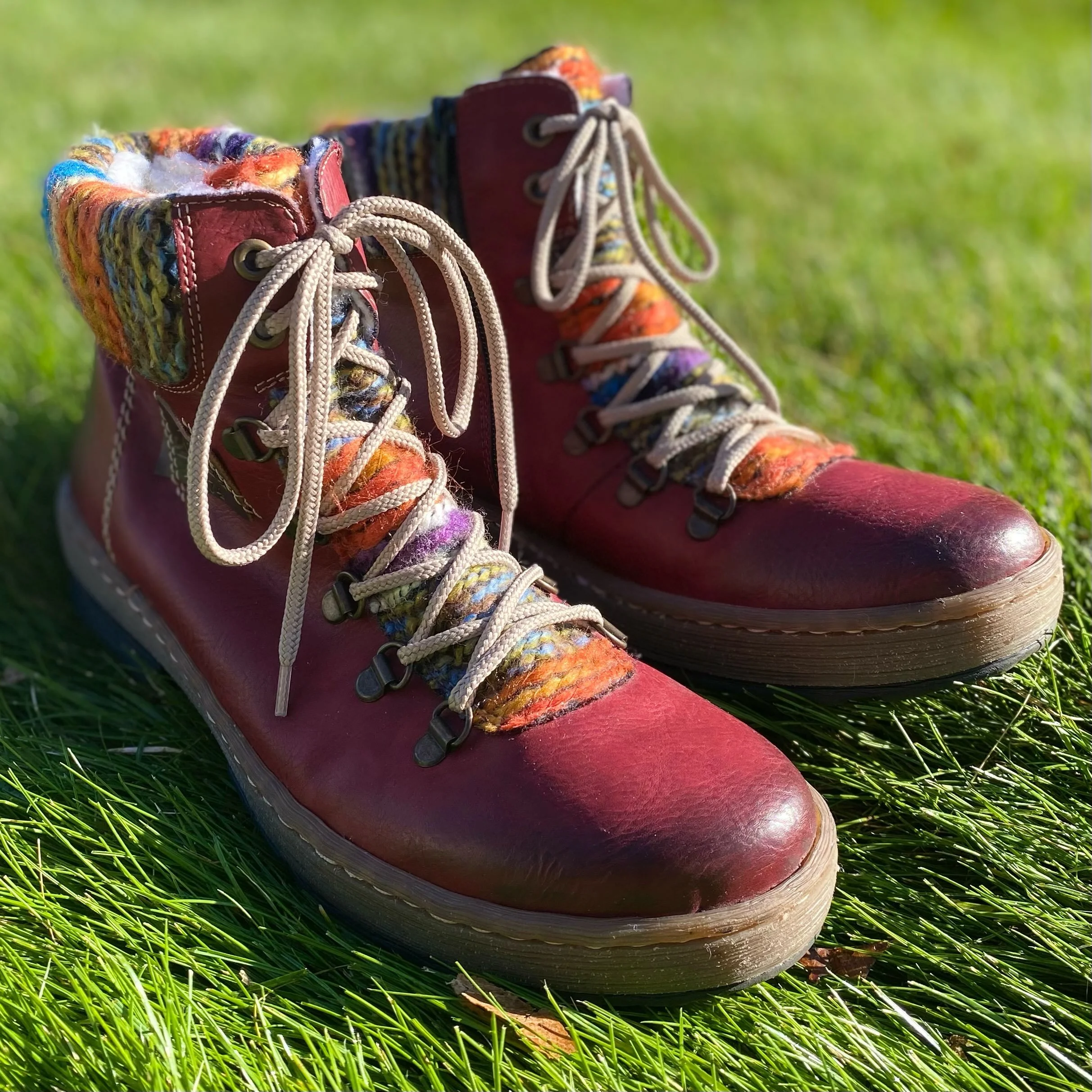 Made in Vietnam, these Rieker colorful boots are just the perfect pop of color for your outfit! 🤩 At a size 8.5, these unique cuties have fun felt/knit elements that you just don&rsquo;t see everyday! Only $42.99! ❤️