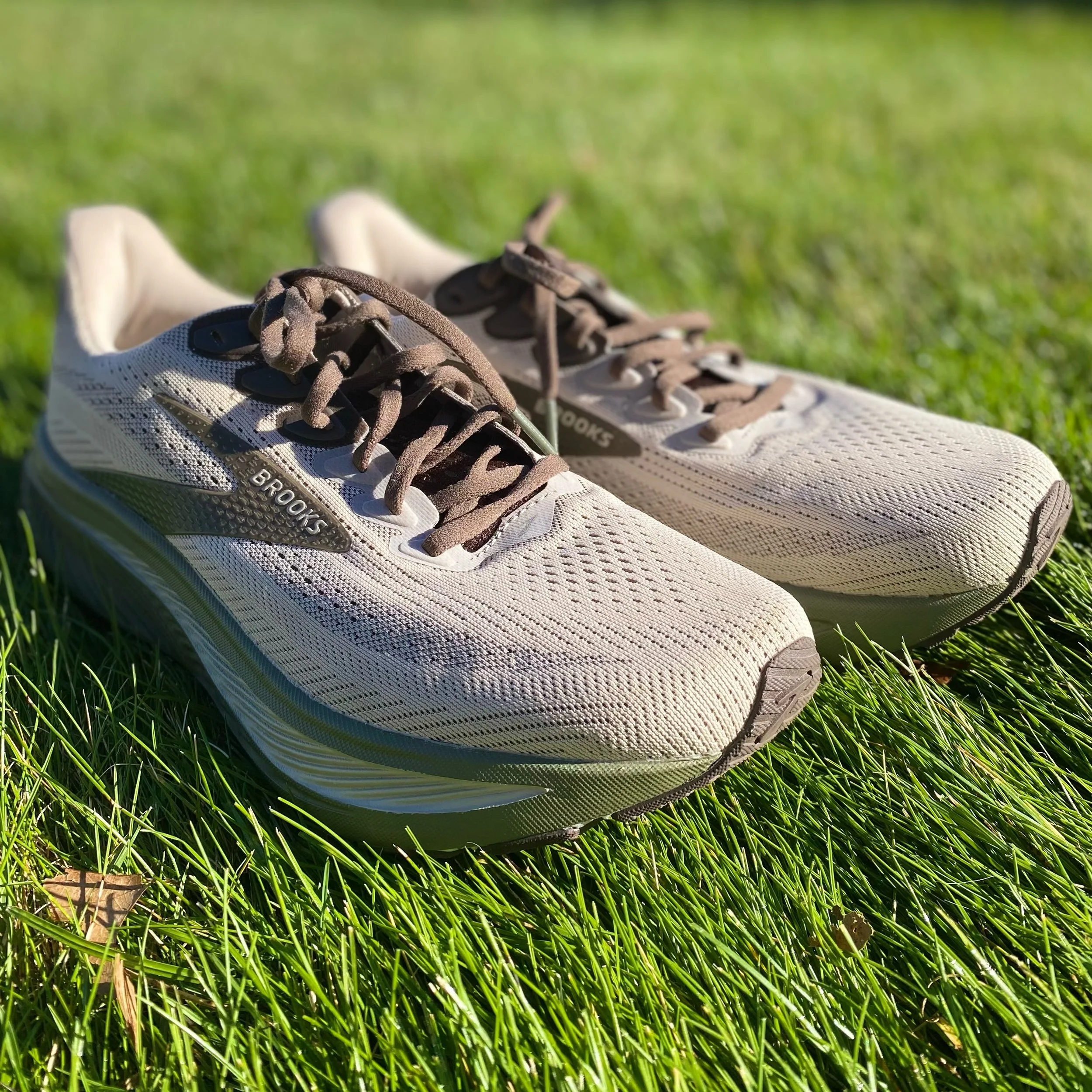 Any size 9 guys out there looking for your next Brooks tennis shoe? We got them! 🤗 Made in Vietnam, these guys have literally never been worn! Both were $149 and $155 NEW, our price? First one is $72.99, second is $70.99! 🤎💙