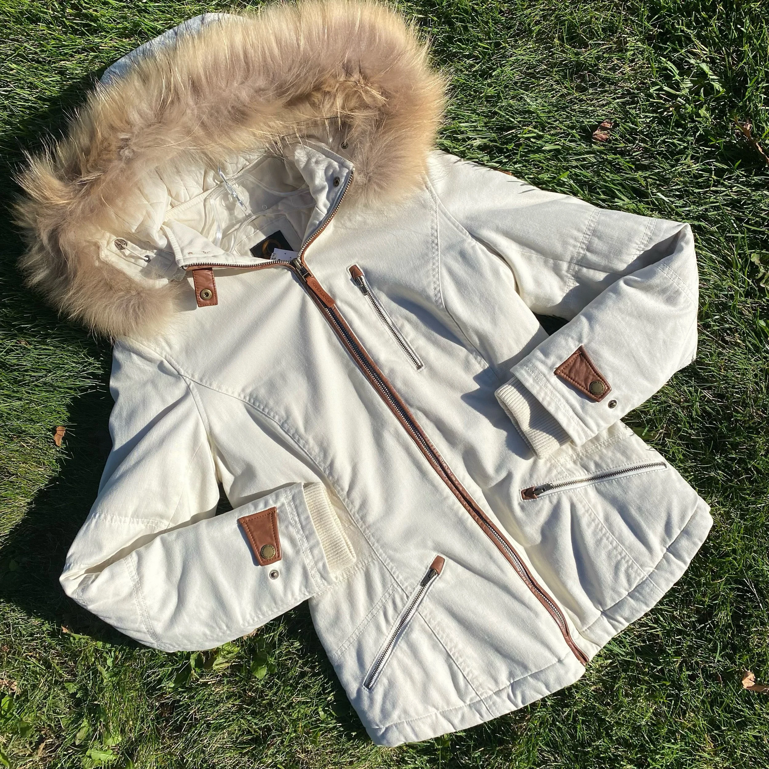 LOVE this Overland jacket!! At a size XS, this is perfect for once it starts to snow this season (we&rsquo;re not ready to even HEAR the &ldquo;s&rdquo; word yet 😫)! Quilted inside with a furry hood for warmth, this guy was $417 NEW, our price just 