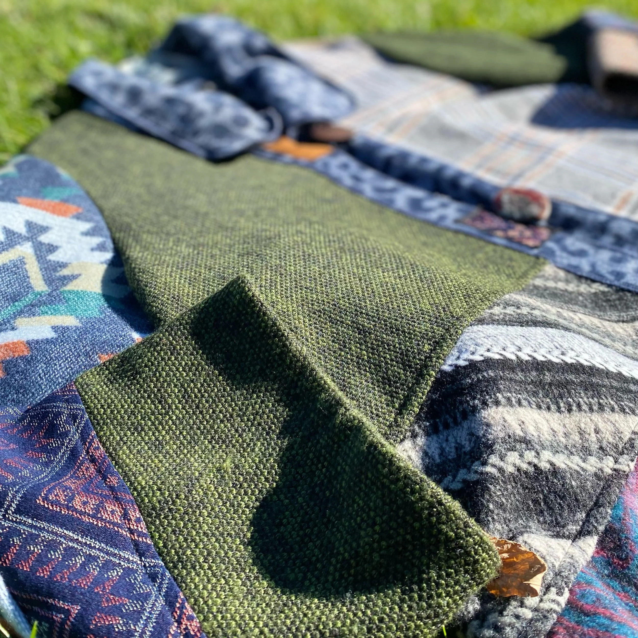 Pause your scrolling for this super special piece!! 😍 This Ali Miles Jacket is just SO unique, from the patchwork of different prints to the coolest buttons I&rsquo;ve ever seen! Size 2X, it&rsquo;s only $45.99! 🤎✨