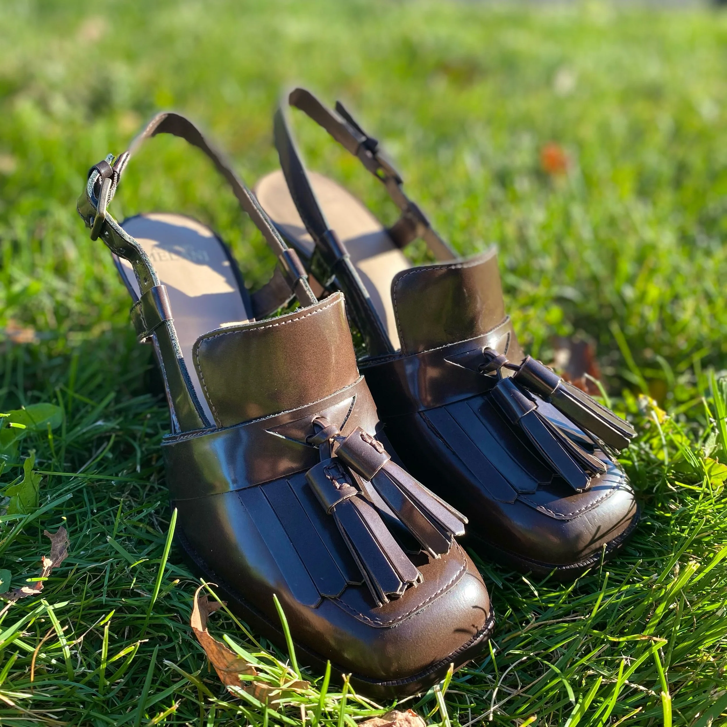 These two just fit together perfectly! 🤎 We love love this brown leather moment, Antonio Melani Pumps at a size 7, these were $169 NEW our price $36.99! And a lovely hand bag by Aldo, only $24.99! 🤎😍