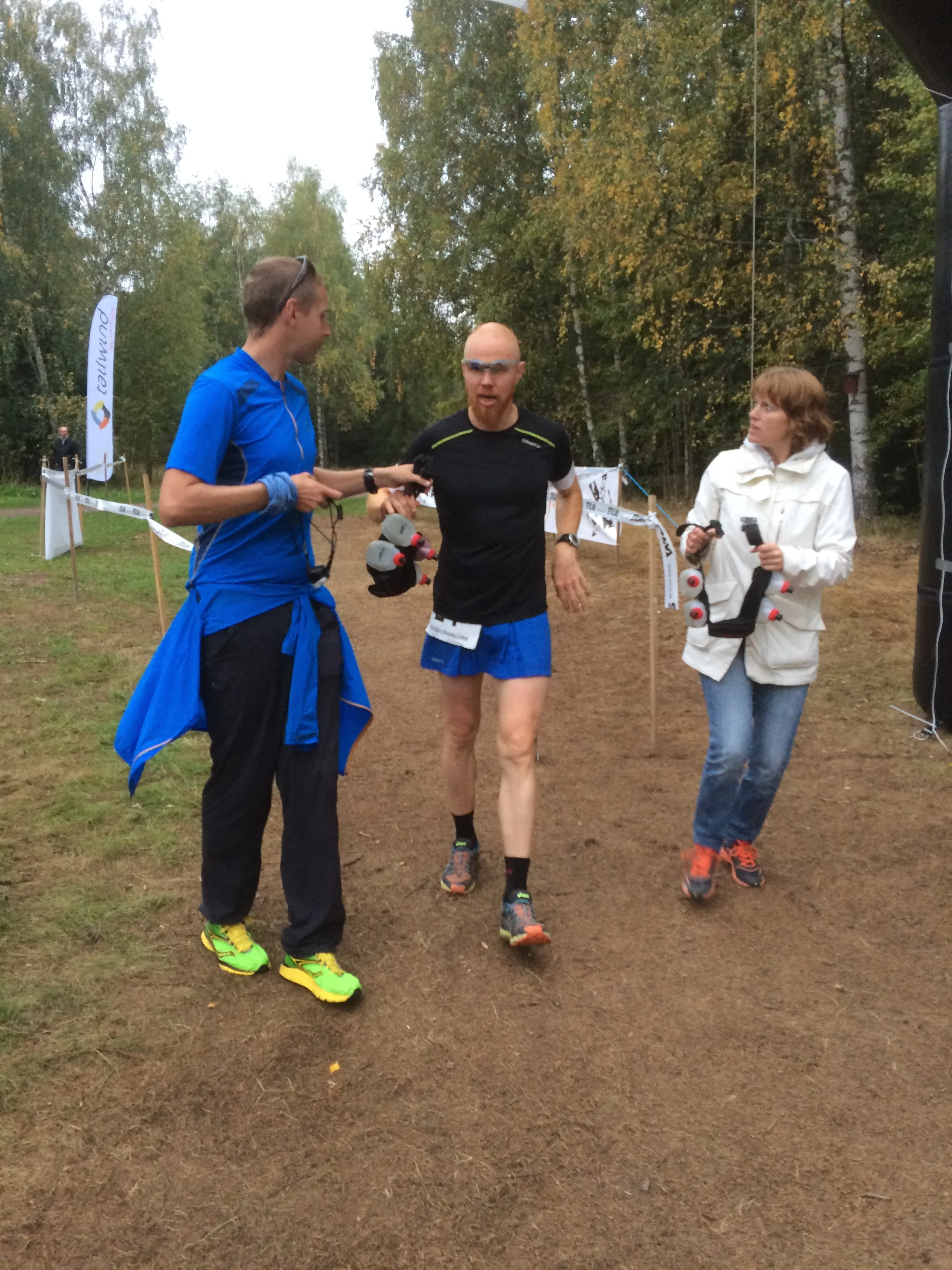 Roxen och Mirja i supporten jobbar hårt. Snabbt byte av vätskebälte i farten - sen ut igen.