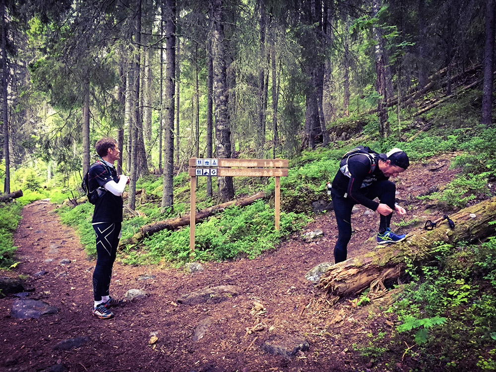 Ultravänner skaffar man sig i spåret! Ellen lyckades teama upp med tidigare fotbollsproffsen Michael Brundin och Dick Lidman. Trevliga killar, men Michael verkade lite deppig över att han fick springa de sista milen själv i skogen...