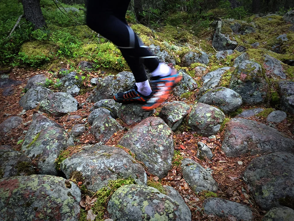 Frågan om vilka skor man skulle ha på sig för att klara hala stenar i många, många timmar var svår. Herr- och damvinnaren sprang båda i Inov-8, vilket även en av killarna i Ellens sällskap gjorde. Ellen och Johnny var båda nöjda med sina skoval för dagen — Ellen körde i Altra Superior 2.0 " Helt suveränt grepp, halkade inte en enda gång!" och Johnny i Altra Lone Peak 1,5 "Hmmm, vaddå, att halka är ett mindset, inte något som beror på vilka skor man har..."