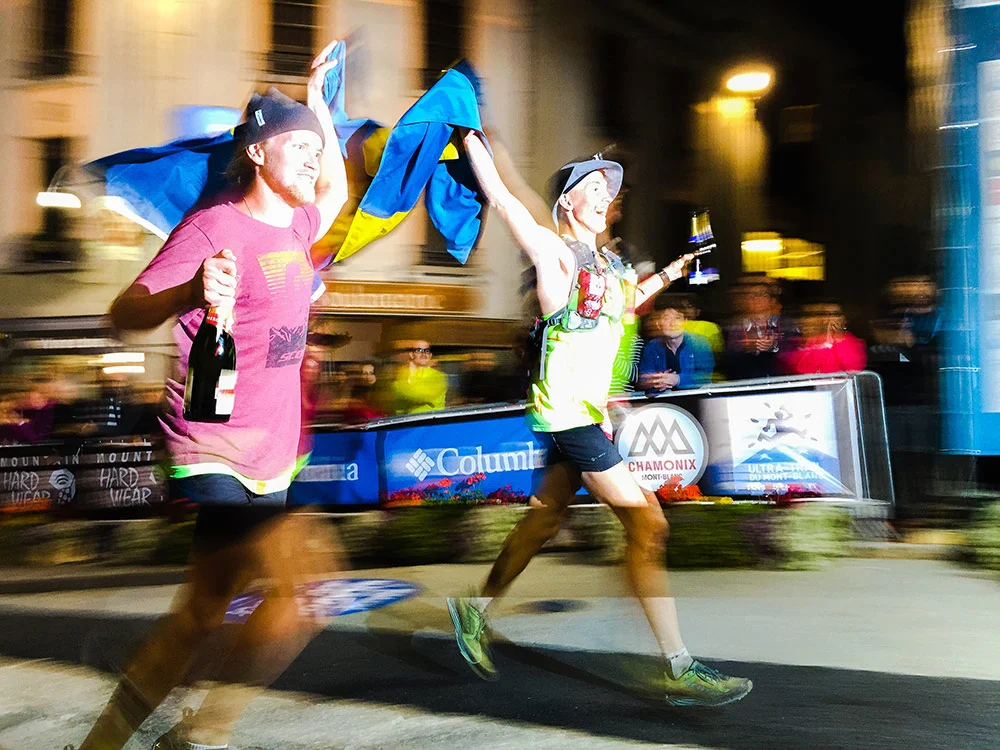 Johan running with Elov across the finish line. 30:02 hrs, 94th place. An amazing debut by Elov Olsson!