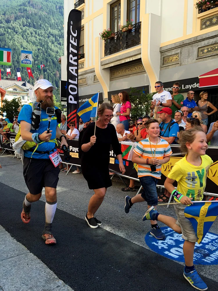 Kristian finished in 45:55, here about to cross the finish line with his family <3