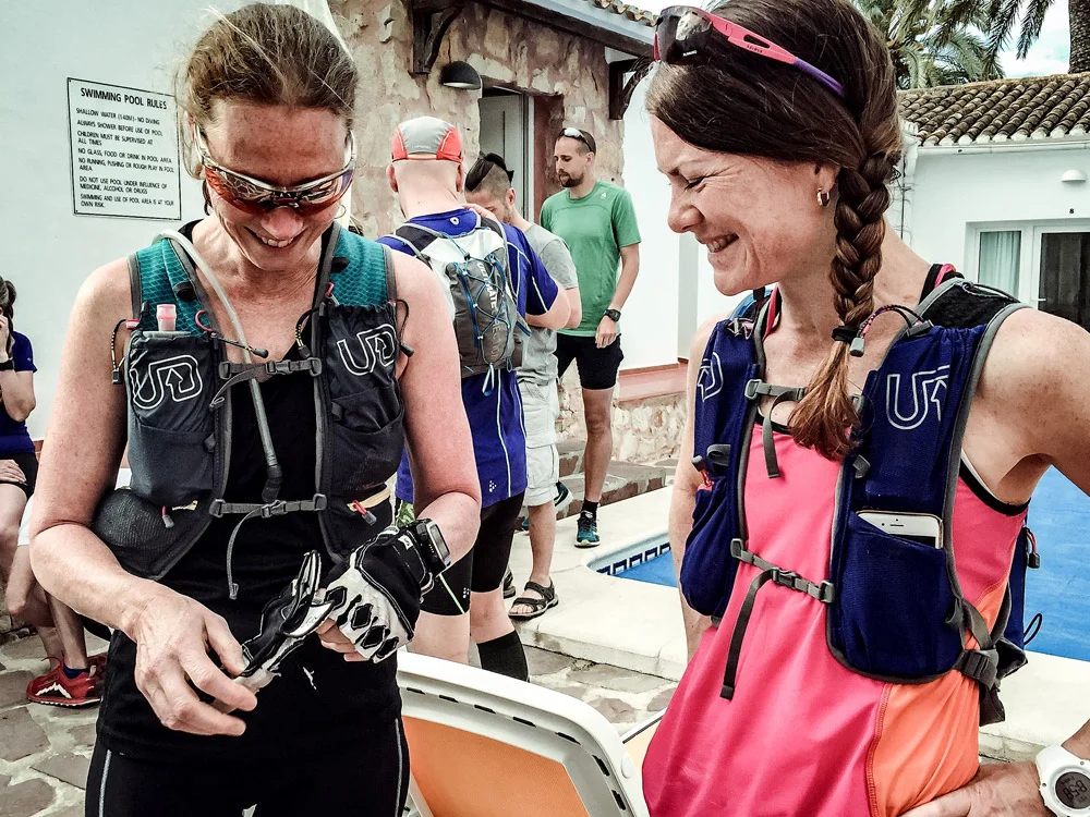 Packa, packa... Nu börjar vi bli lite vana med vad vi behöver ha med oss på en ultralång dag! Carina och Jenny i nya Adventure Vesta, respektive Ultra Vesta från Ultimate Direction . 