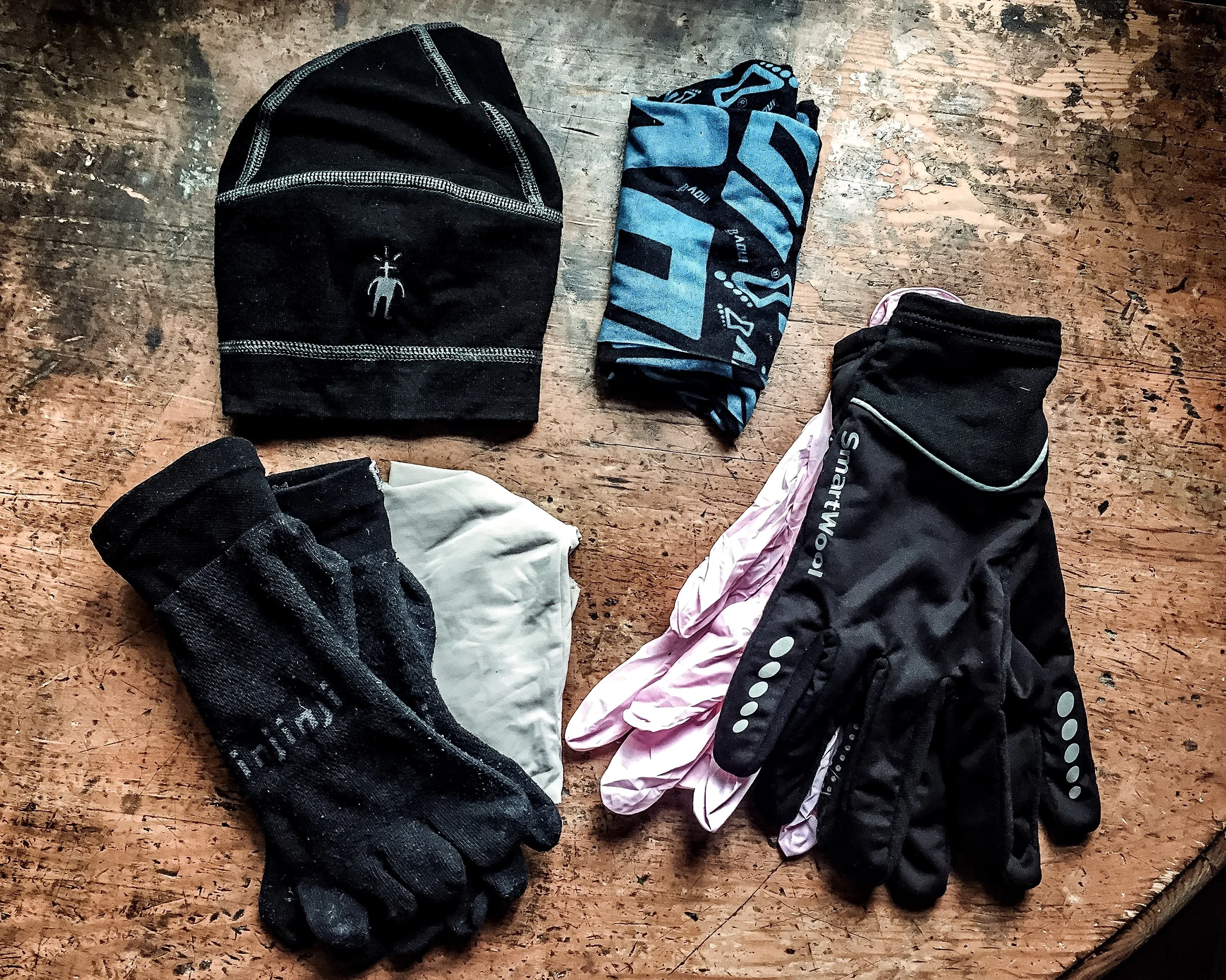 Varm mössa från Smartwool, buff från Inov-8, extra strumpor Injinji, extra underbyxor, varma handskar från Smartwool plus plasthandskar. Man måste ha med sig ett par varma och vattentäta handskar, men denna kombination godtas också. 
