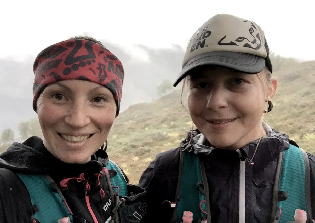 Rek-teamet i matchande UD-västar. När vi startade var allt grått, det var dimma, regnade och vi såg i stort sett ingenting. Men väldigt spännande att veta att utsikten fanns där.