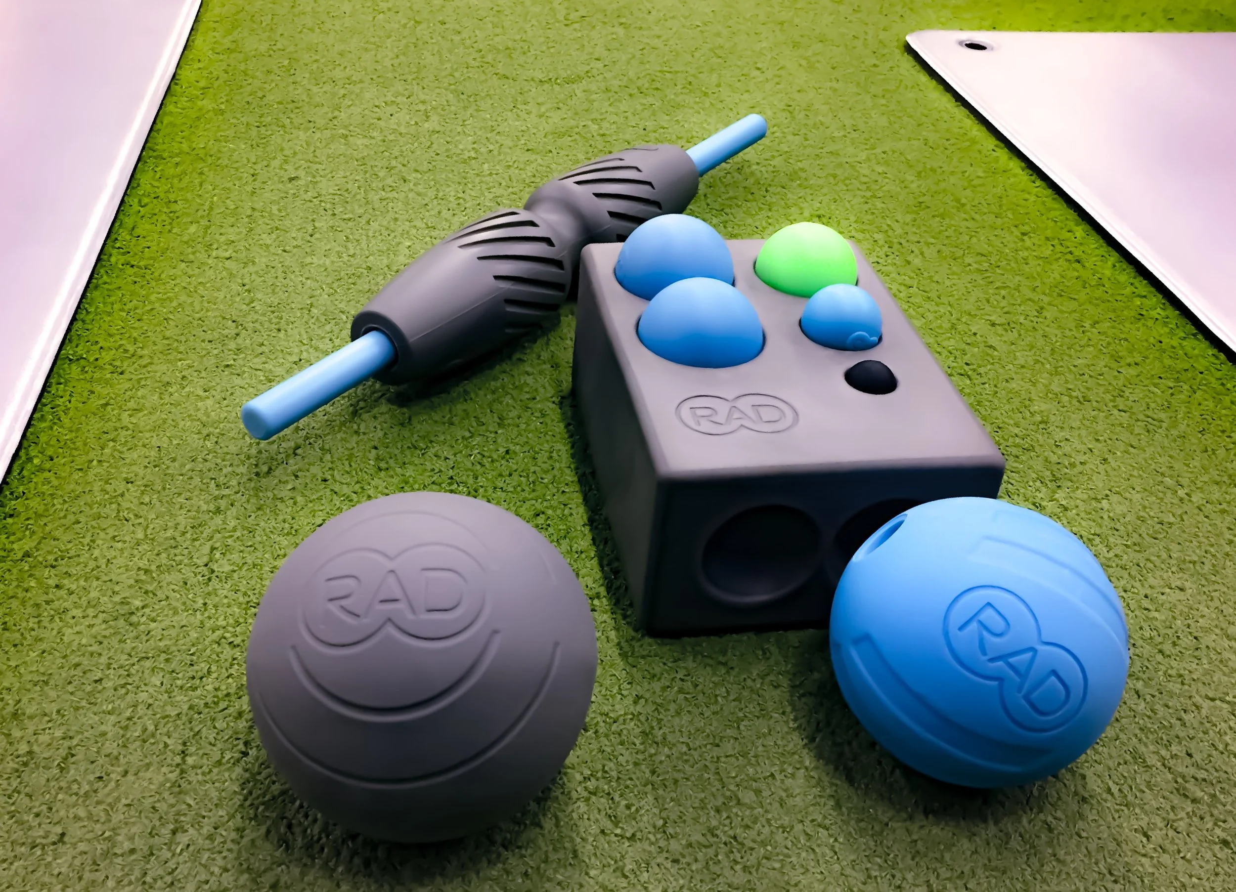 RAD Roller, RAD Helix, RAD Rod, RAD Centre, RAD Rounds, RAD Atom och den superpraktiska RAD Block som går att använda både för att komma åt bättre vid massagen och som förvaring!