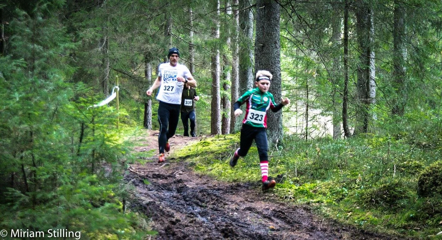 Håll koll på namnet Victor Hörnquist! Den här 12-åringen kom på 11:e plats och sprang SJUKT fort (han slog Johnny med hästlängder till exempel)! Både mamma Maria och pappa Niclas deltog i loppet och kom på 6:e respektive 5:e plats, så Victor har såklart lite att brås på... Foto Miriam Stilling.