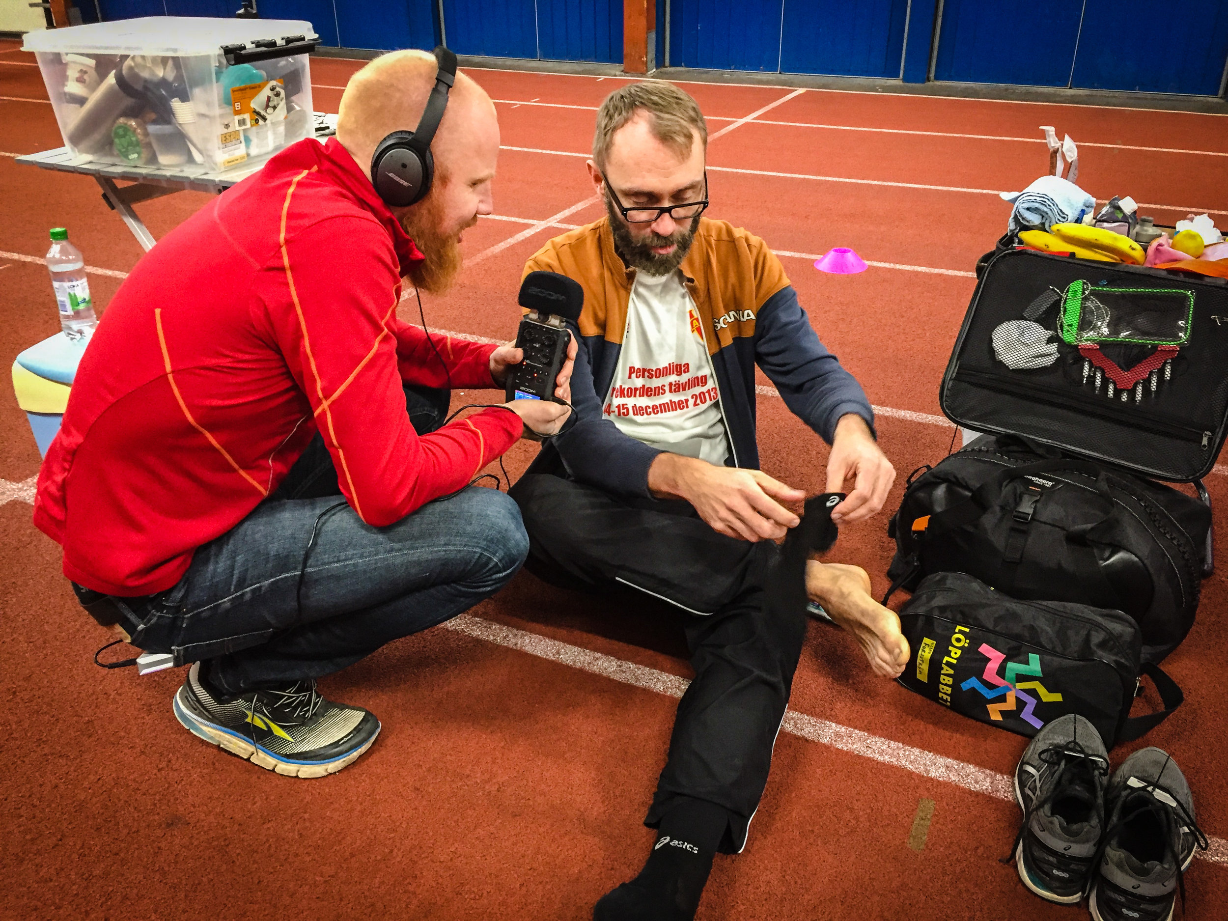  Johnny började genast intervjua löparna, här Fredrik Forsström om hur han tar hand om fötterna innan en sån här utmaning. 