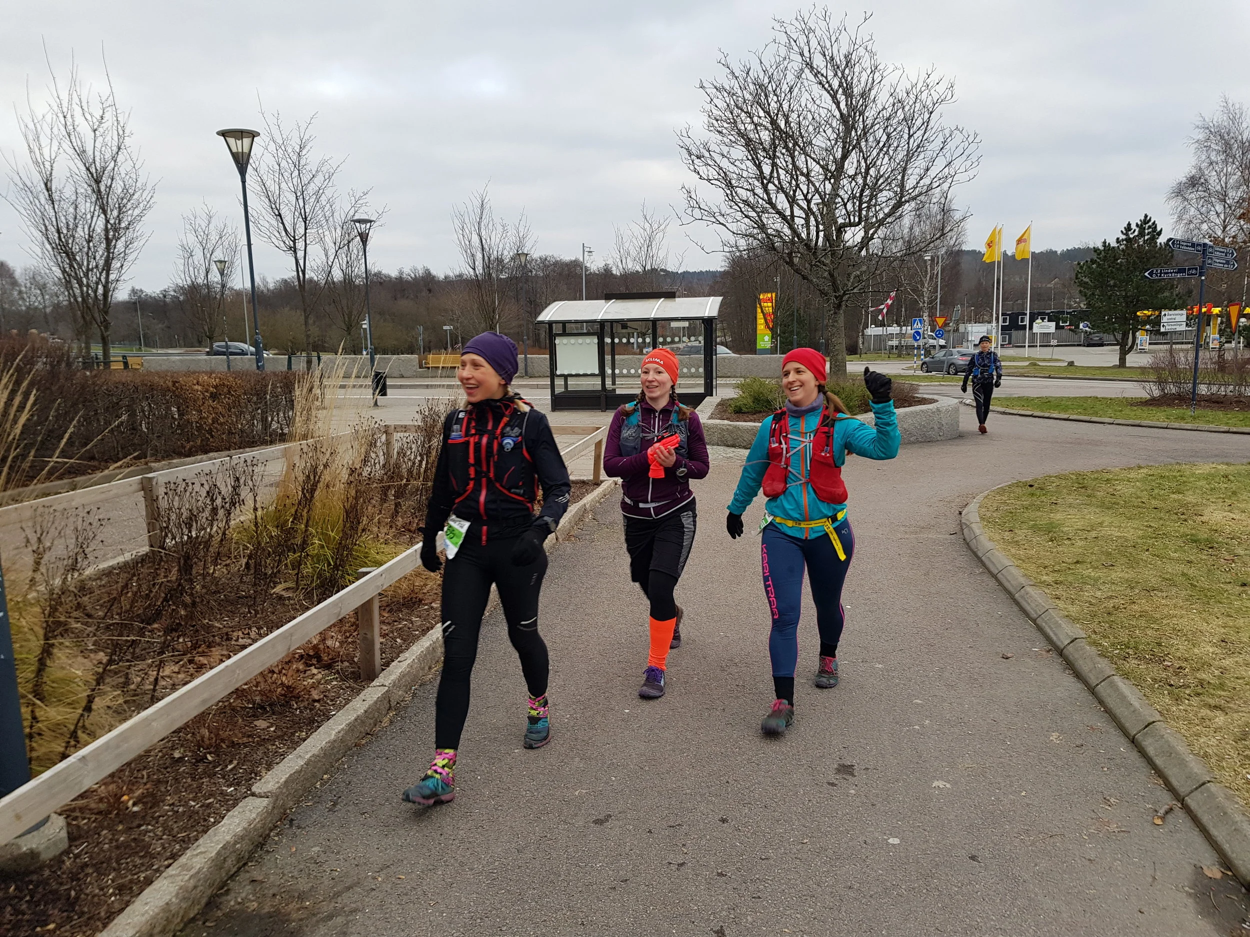 Linda, Ellen och Emmy på väg in mot depån vid 40 km på Sandsjöbacka Trail 2018. Här fanns ett välutrustat supporterbord med olika typer av energi och löparna hade också sin dropbag här. Det var 42 km kvar till mål och att ha gått igenom i förväg vad som skulle göras vid den här depåstationen var viktigt för att kunna göra ett snabbt stop. Behövde någon byta kläder eller skor? Vad skulle fyllas på i form av energi, vätska och annan utrustning? Just vid den här stationen blåste det också och var väldigt kallt — ytterligare en anledning till att vara så snabb som möjligt så att man inte blev nedkyld av att stå stilla. 