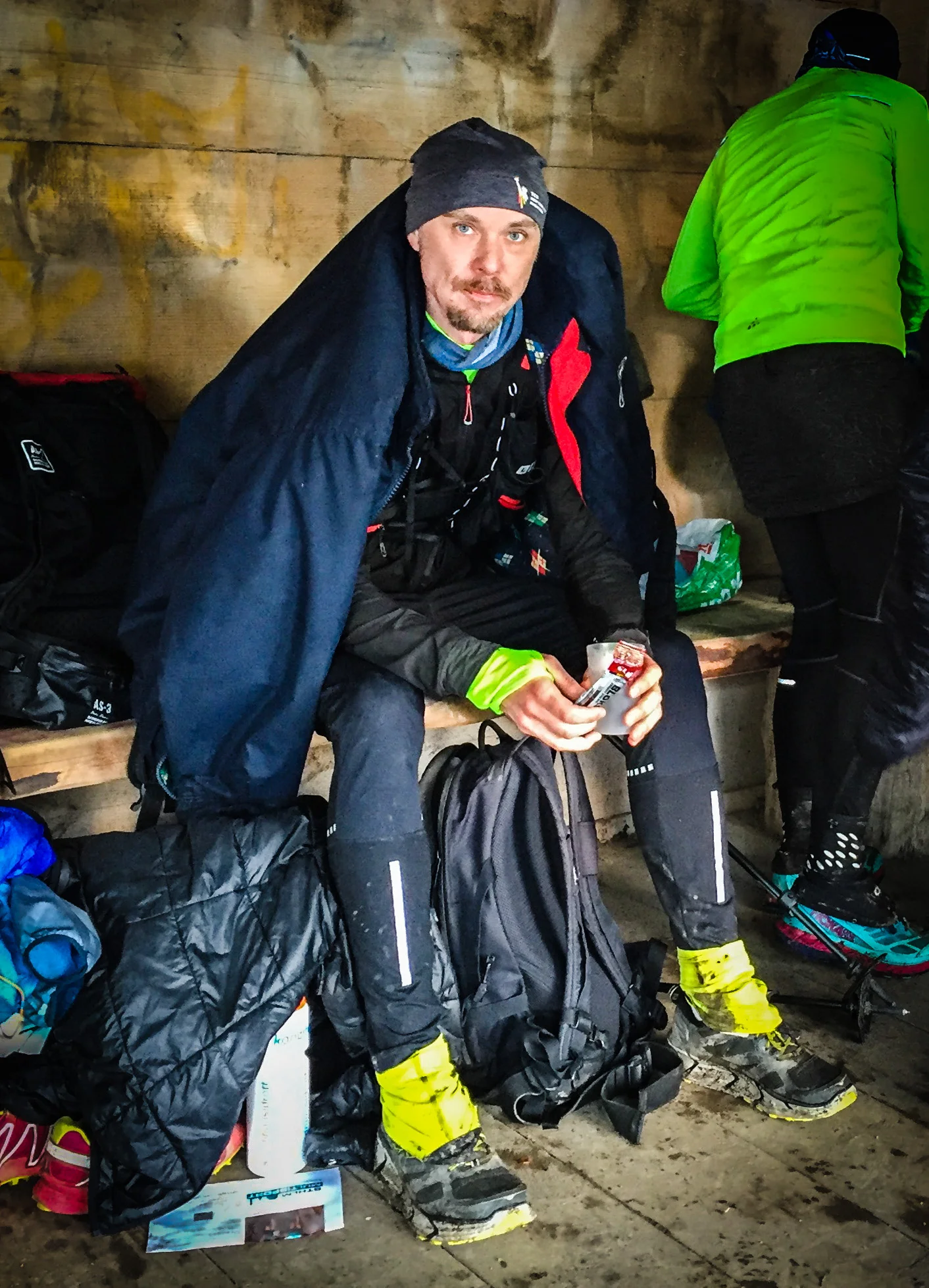 Anders har bara några få varv kvar innan han når målet på 28 varv. Beslutsamheten syns tydligt!