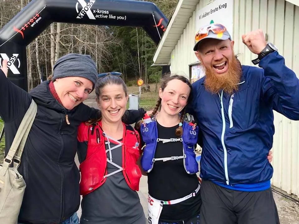 Lisa, Emmy, jag och Johnny — Team Love! Bilden är tagen precis efter min "målgång" efter 53 timmar...