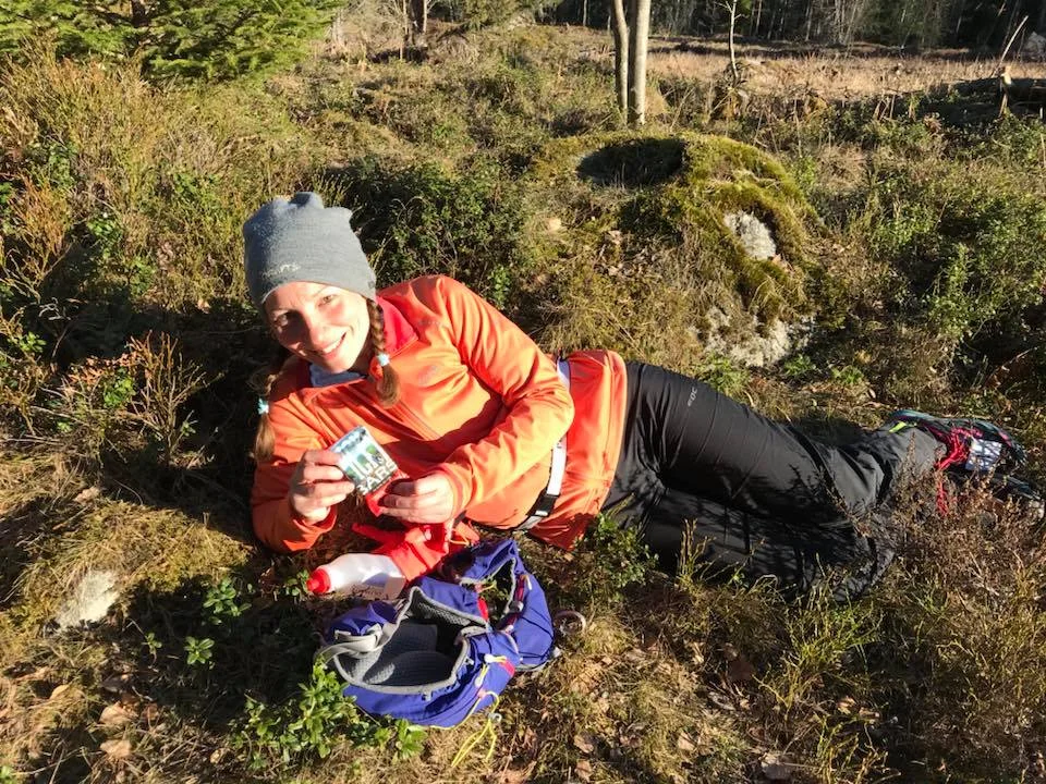 Ligger i lingonriset och äter en PickyBar . Foto Lisa Kriga