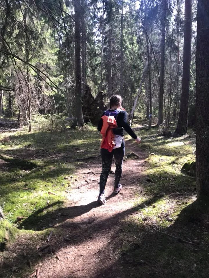Joggar i skogen på sista varvet