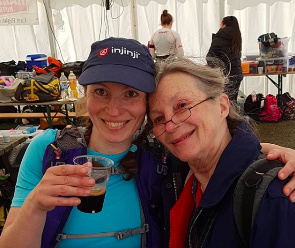 Mamma kom och hejade! Här har jag sprungit 100 miles och ser rätt fräsch ut ändå... Foto David Pyring