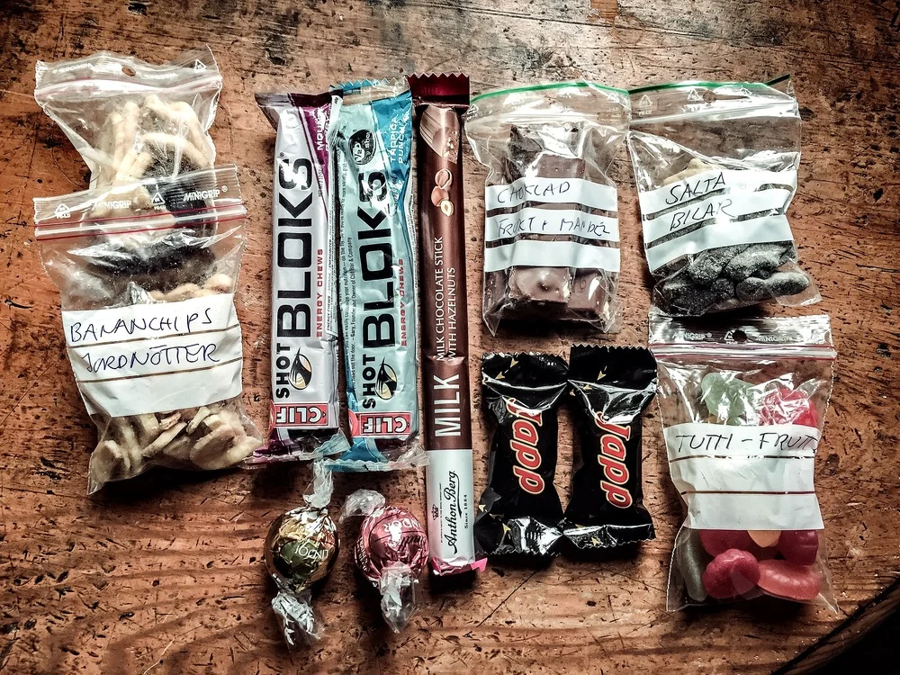 Den energi Ellen hade packat för första halvan av UTMB 2016. Halvvägs fanns en dropbag där hon kunde fylla på mer. Erfarenheter från det här tillfället: Lindt-bollarna smälte och rann ut i väskan, Jappen smälte också men hade bättre förpackning och kunde sparas till natten och ätas då när de stelnat igen. Anthon Berg-chokladen smakade bara illa så den fick åka i närmsta papperskorg. Salta bilar, Tutti-Frutti, Bloks och bananchips och jordnötter fungerade bra! Så här mycket behövde man egentligen inte bära med sig eftersom det fanns supportstationer ca var 4-6 timme, men Ellen mindes sen året innan att det mest serverades bröd av olika slag, franska ostar och korvar, vilket gjorde att hon ville vara på den säkra sidan och ha med sig något som hon gillade och tålde.