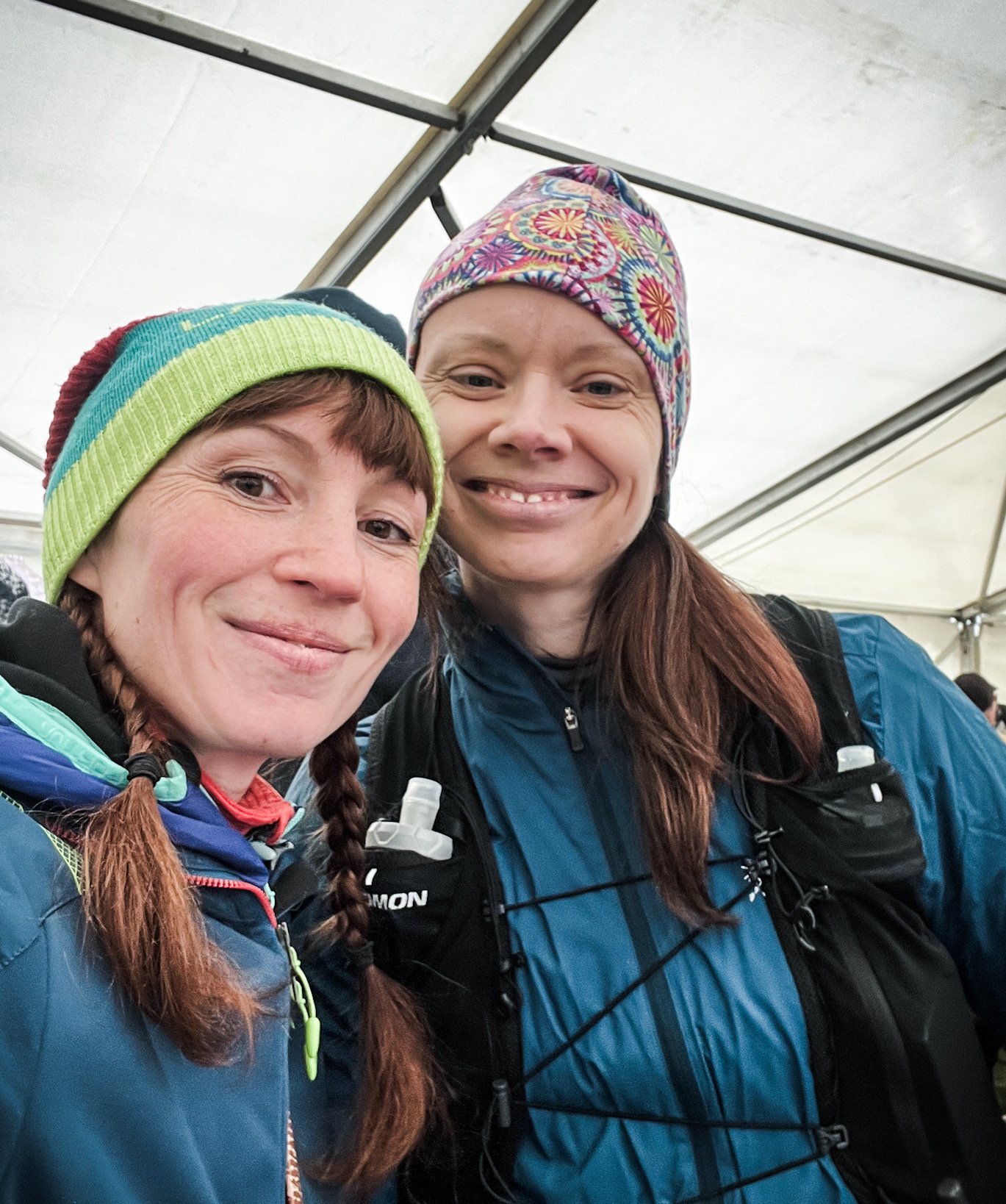  Ida Nordberg (till höger) har haft problem med ryggen senaste veckorna men valde ändå att ställa sig på startlinjen till 50 miles. Efter att vi gjort vårt bästa för att lösa upp krampen i ryggen med Linnex, massagepistol och hård massage, så bestämd