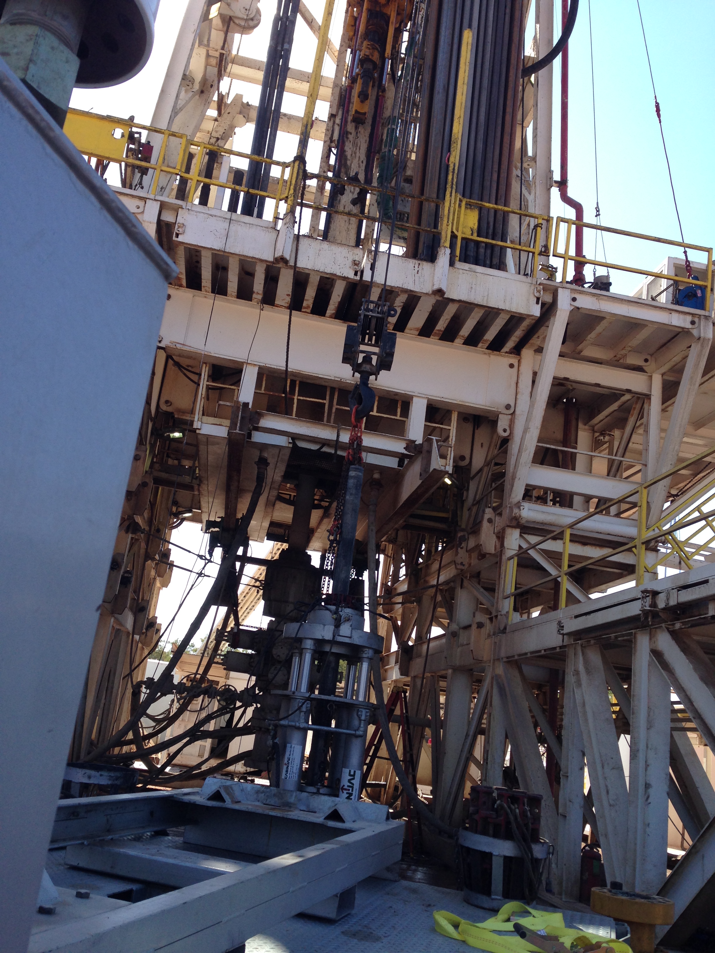 MODEL 282 CASING JACK WORKING UNDER DRILLING RIG FLOOR