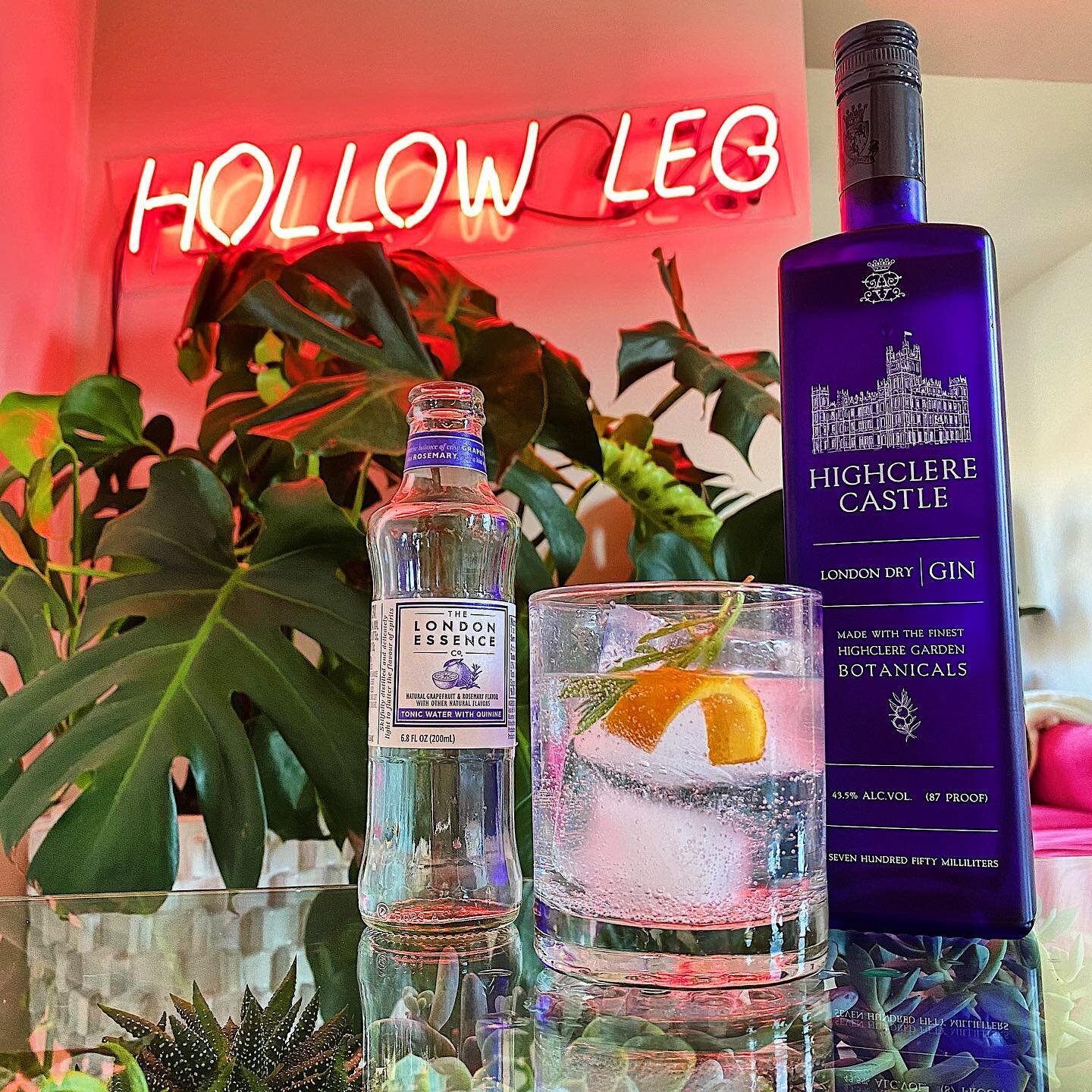 Keeping it English 🏴󠁧󠁢󠁥󠁮󠁧󠁿 with @highclerecastlegin + @londonessenceco with a G&amp;T inspired by Luis Coelho&rsquo;s classic version for Highclere Castle 🏰 
&bull;
3 oz Highclere Castle Gin
4 oz London Essence Grapefruit + Rosemary Tonic Wat