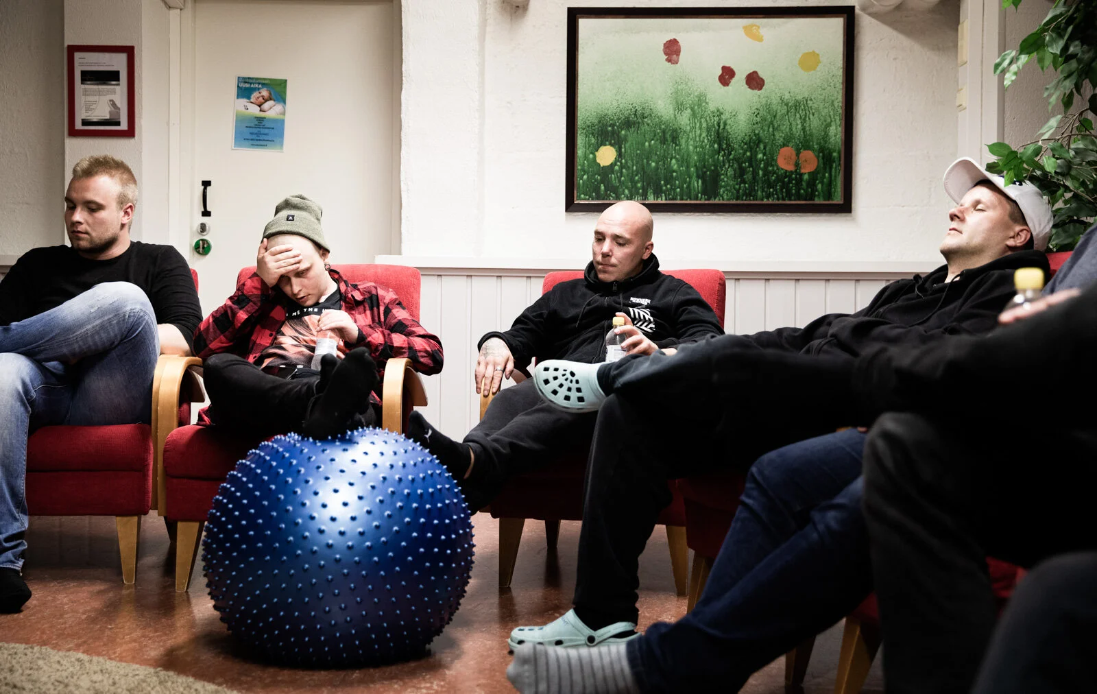  Vertaistukiryhmä, Henri, Mika, Kassu ja Matias  “Tänään keskustelua herättää kuolema. Monelle se on liian tuttu aihe. Kuolemaankin turtuu, siihen laitostuu.” 