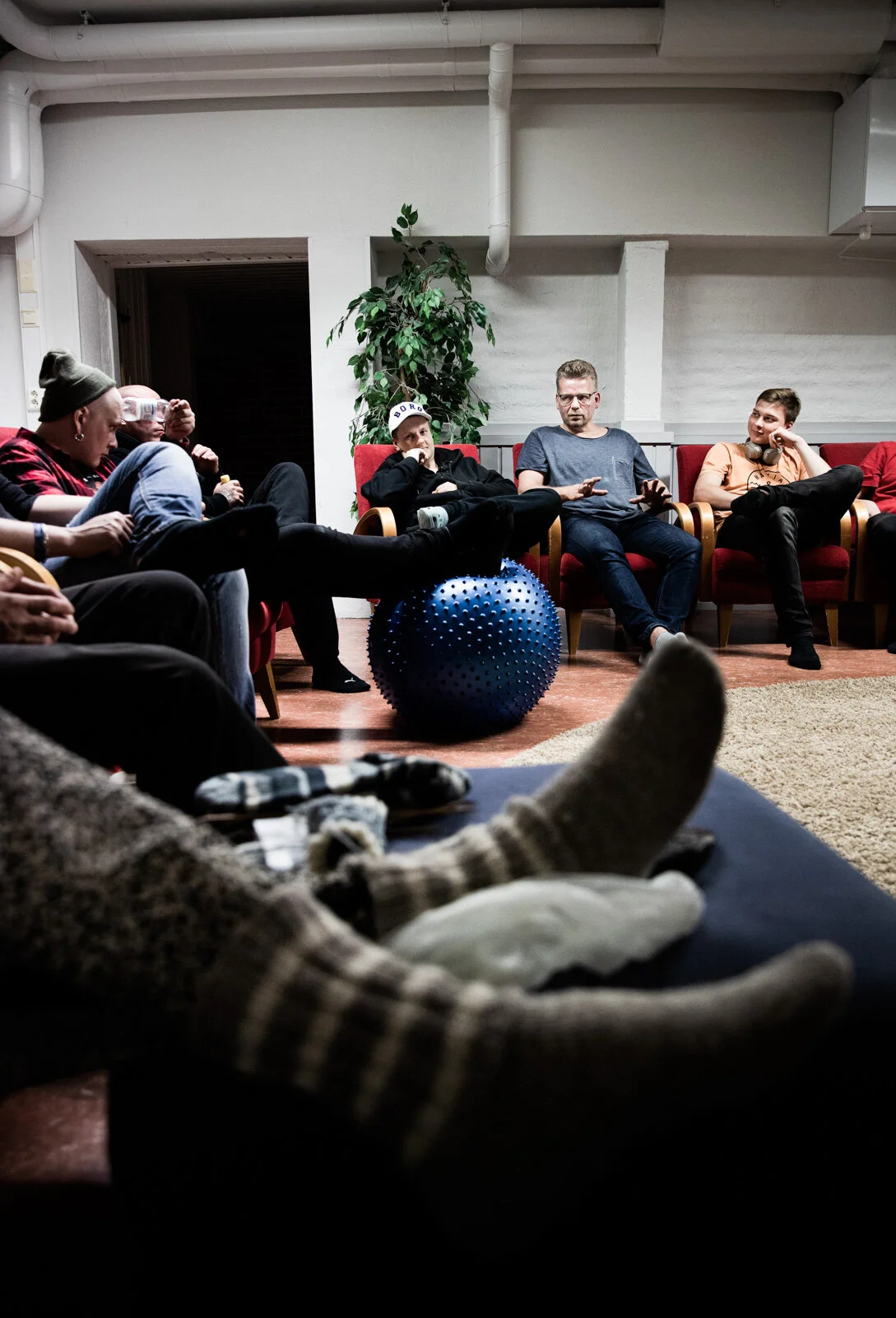  Vertaistukiryhmä, Mika, Kassu, Matias, Juha Kröger ja Topi  “Joka ilta ja aamu kokoonnutaan yhteen punaisille nojatuoleille. Jokainen kertoo vuorollaan päivästään ja olostaan. Saa jakaa mitä haluaa tai olla jakamatta. Lopuksi kiitetään yhdestä uudes