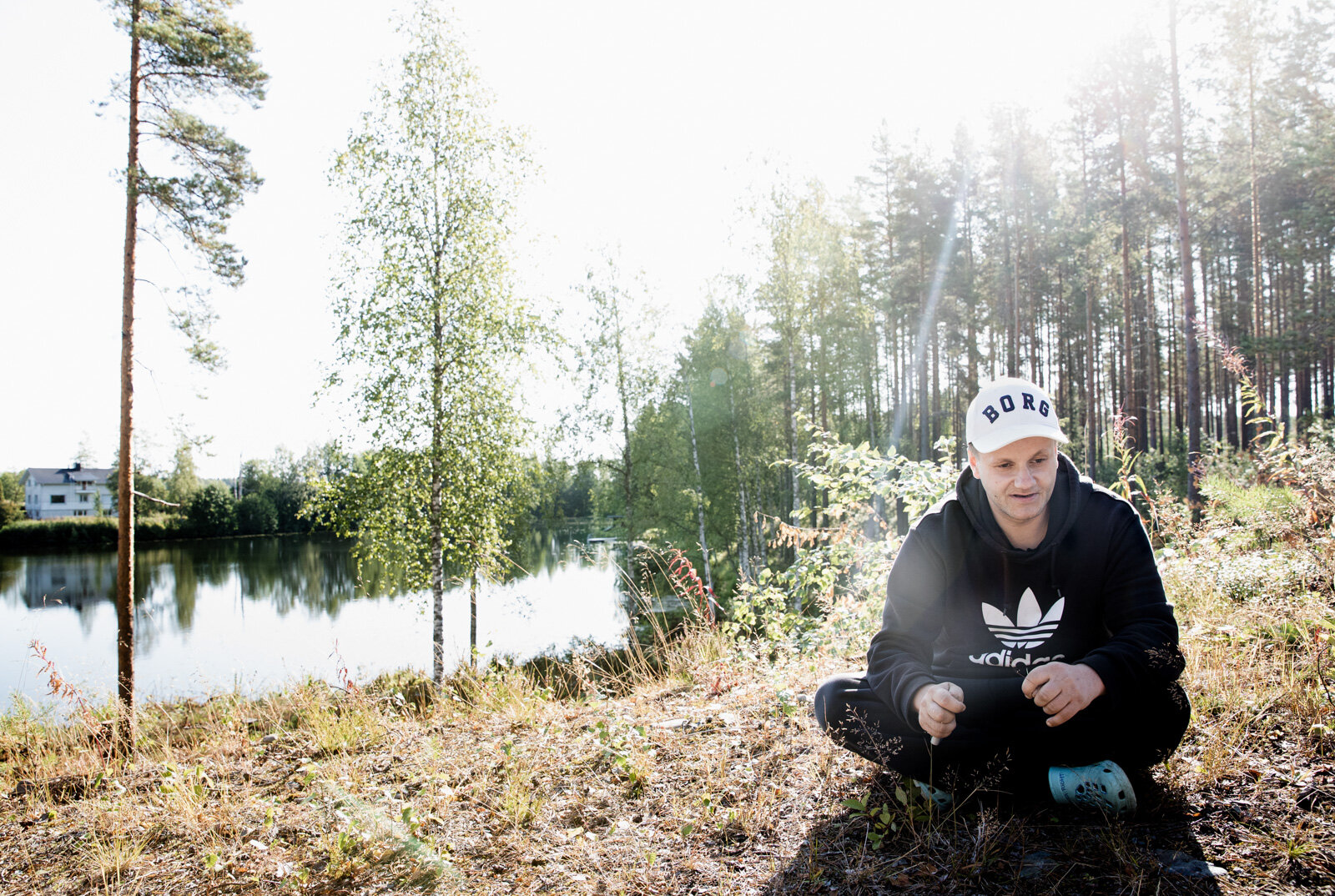  “Matias hajotti puhelimensa, heitti sim-kortin Kostamokodin viereisen Pitkälammen pohjaan ja tuhosi vielä yhteystietojen varmuuskopiotkin.” 