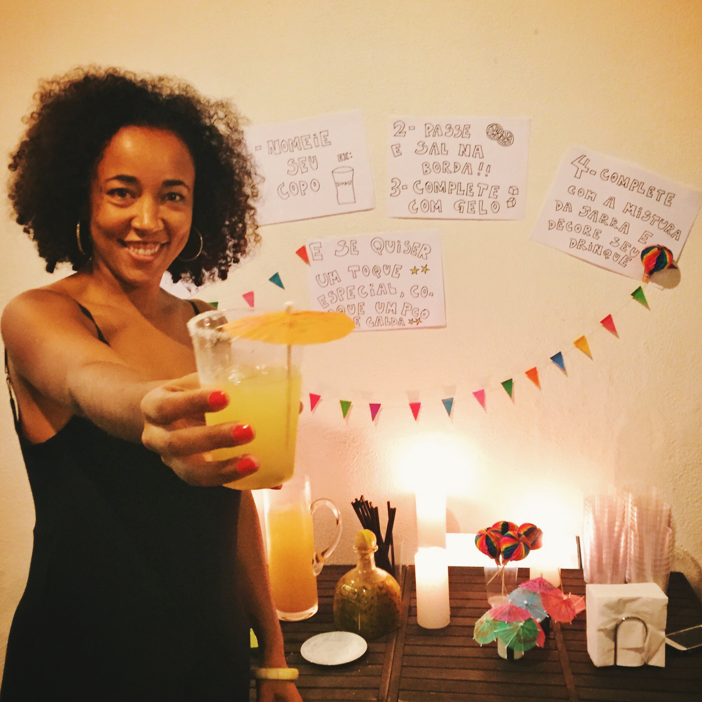 Para garantir os drinques, sem ter tanto trabalho, o Lucas preparou jarras de uma Margarita tropical, com suco de maçã, limão, cointreau e tequila. Os convidados eram responsáveis por preparar a bordinha de sal no copo e completar o drinque com uma calda de maracujá e cardamomo, seguindo o passo-a-passo que elaboramos. Um guarda-chuvinha dava o toque final! Na foto, a querida Patty Pellegrini! 