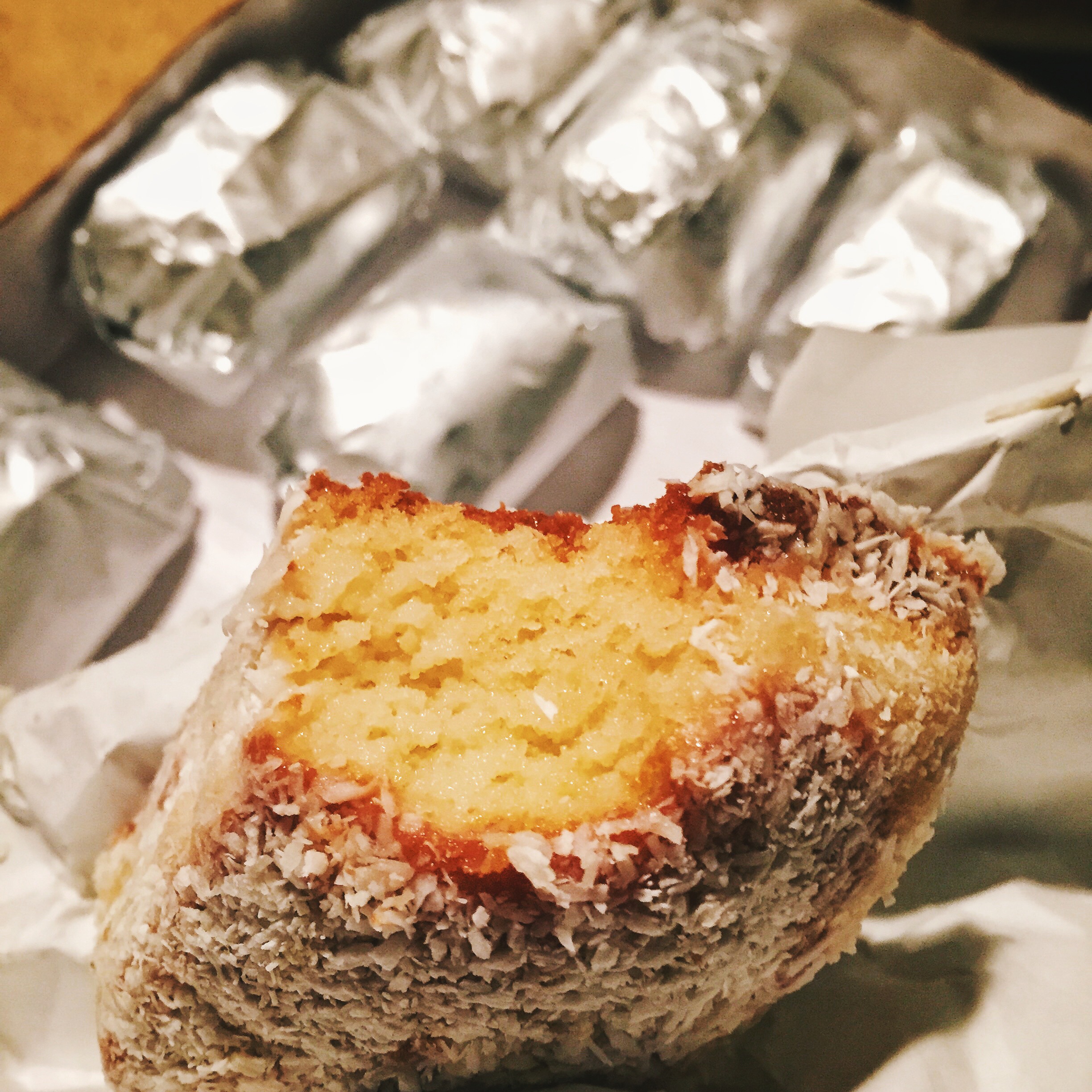 Para fechar a noite, o clássico e nostálgico bolo de coco gelado da La Vie en Douce , embrulhado em papel alumínio, foi a pedida perfeita: uma festa inteira sem sujar nenhum prato! Que venham as próximas!