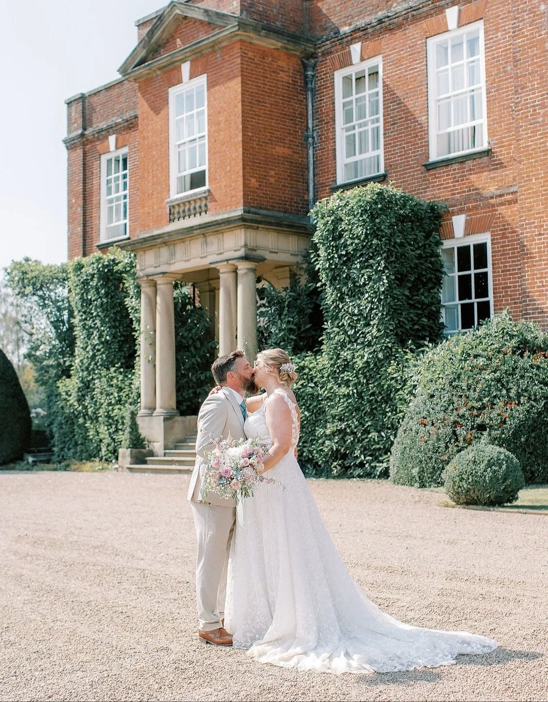 Wow what beautiful day for Jennifer &amp; Craig at the stunning @iscoydpark 

My this was a hot August day but it was absolutely perfect with an outdoor ceremony and one of the best choreographed 1st dances with the Groom&rsquo;s suit change - what a