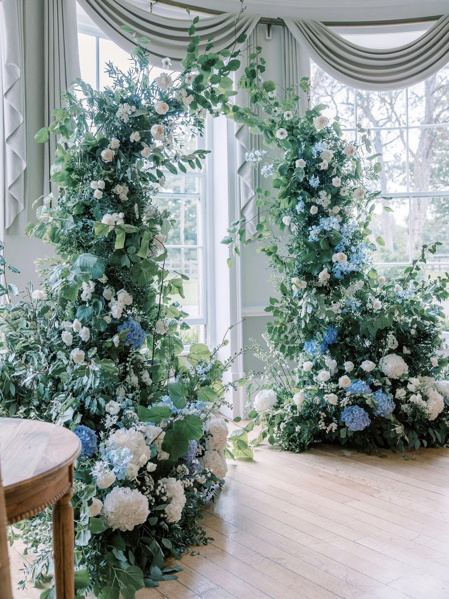 A floral arch like this deserves to be admired. Effortless and elegant in blue and white, created to perfection by the artistry of @amycarlileflowers and her wonderful team.

Venue: @eastingtonpark 

#floralcarch #weddinginsporation #weddingflowers #