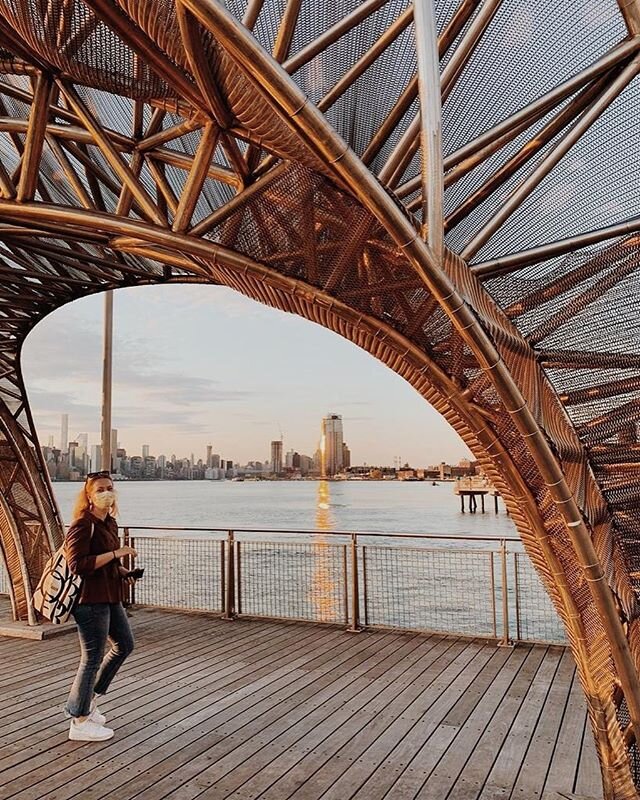 GME @annarohrhofer on her daily walk still enjoying the beautiful views NYC has to offer! .
.
.
#livinggme #nyc #celebration #newyork #opportunities #funtime #gme #globalmarketingexchange #workinnewyork #marketing #marketingaward #marketing-exchange 