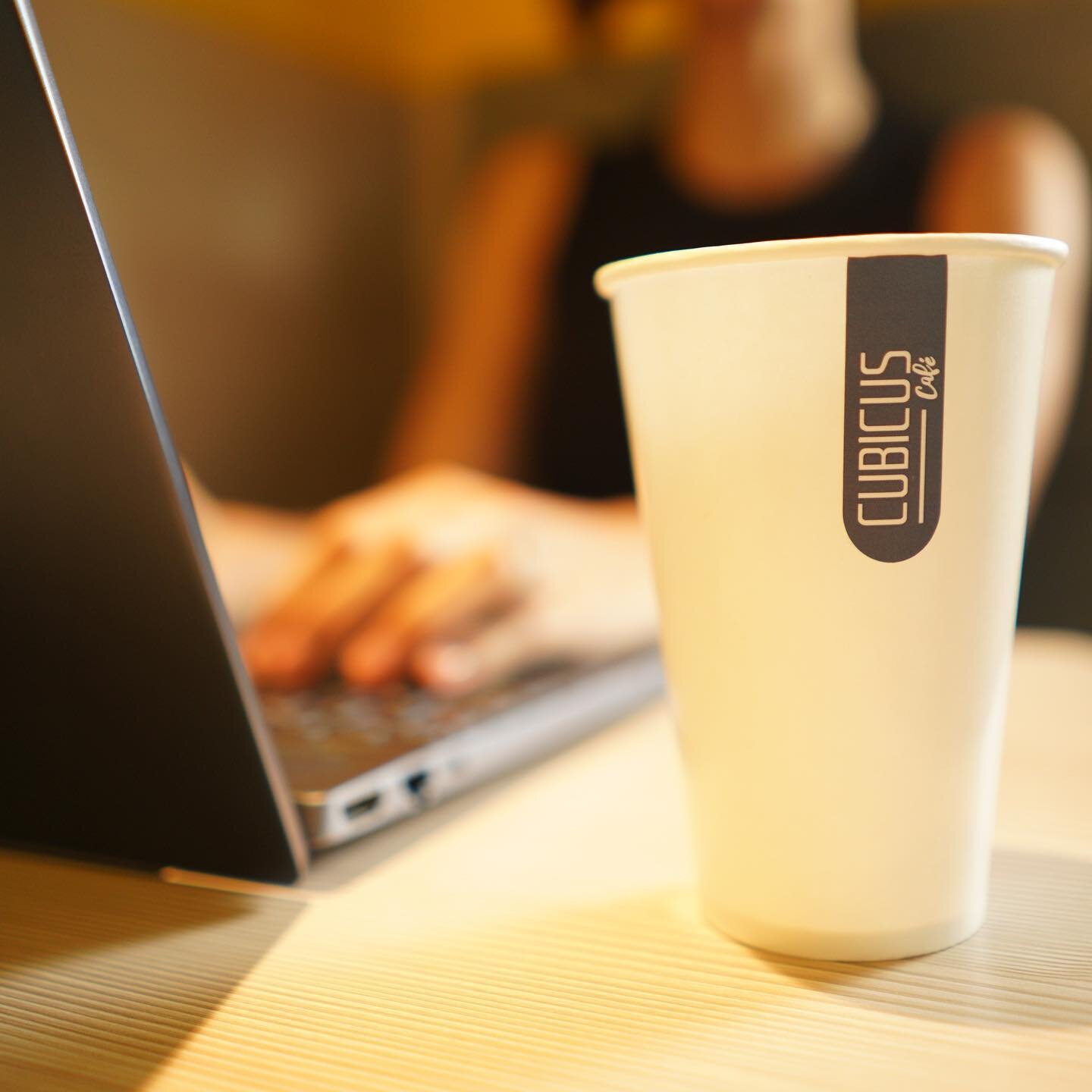 En nuestro Cubicus Caf&eacute; puedes disfrutar de tu bebida preferida, fr&iacute;a o caliente, mientras trabajas. 

Contamos con planes flexibles e internet de alta velocidad. 

Puedes reservar un espacio(*) desde una hora. 

* Oficina privada
  Esp