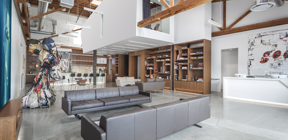 Relax, work or socialize in Smashbox Studios’ reception area. Home to a world-class bar and cafe, fully stocked Creative Library and a commercial kitchen, this space is ideal for hosting events.