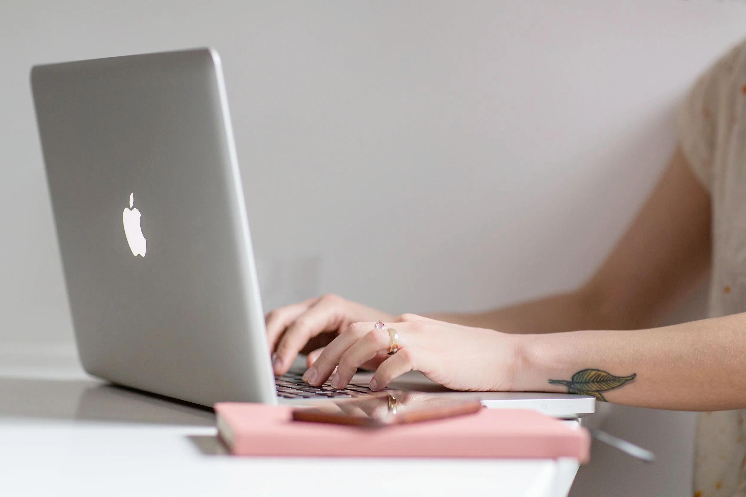apple-computer-desk-374098.jpg