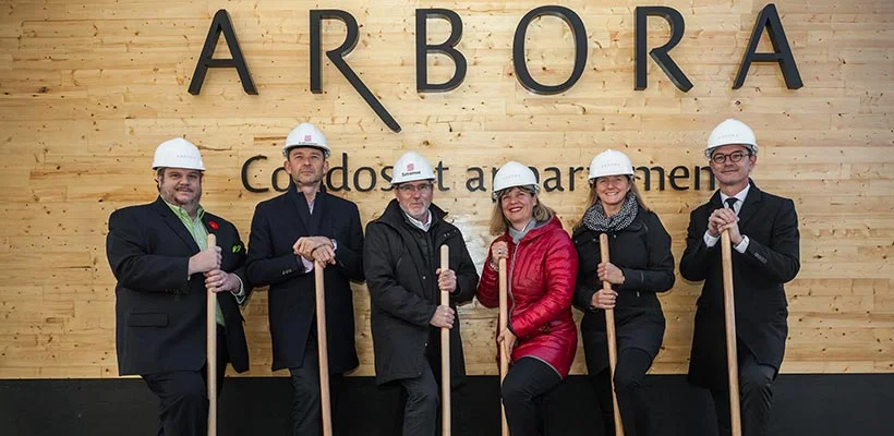 De gauche à droite : Benoit Dorais, maire de l’arrondissement Sud-Ouest de Montréal, Marc-André Roy, président de Sotramont, Guy St-Jacques, vice-président Construction chez Sotramont, Annie Lemieux, présidente de LSR GesDev, Lucie Laliberté, vice-présidente Développement et construction chez LSR GesDev et Damien Silès, directeur général du Quartier de l'innovation.