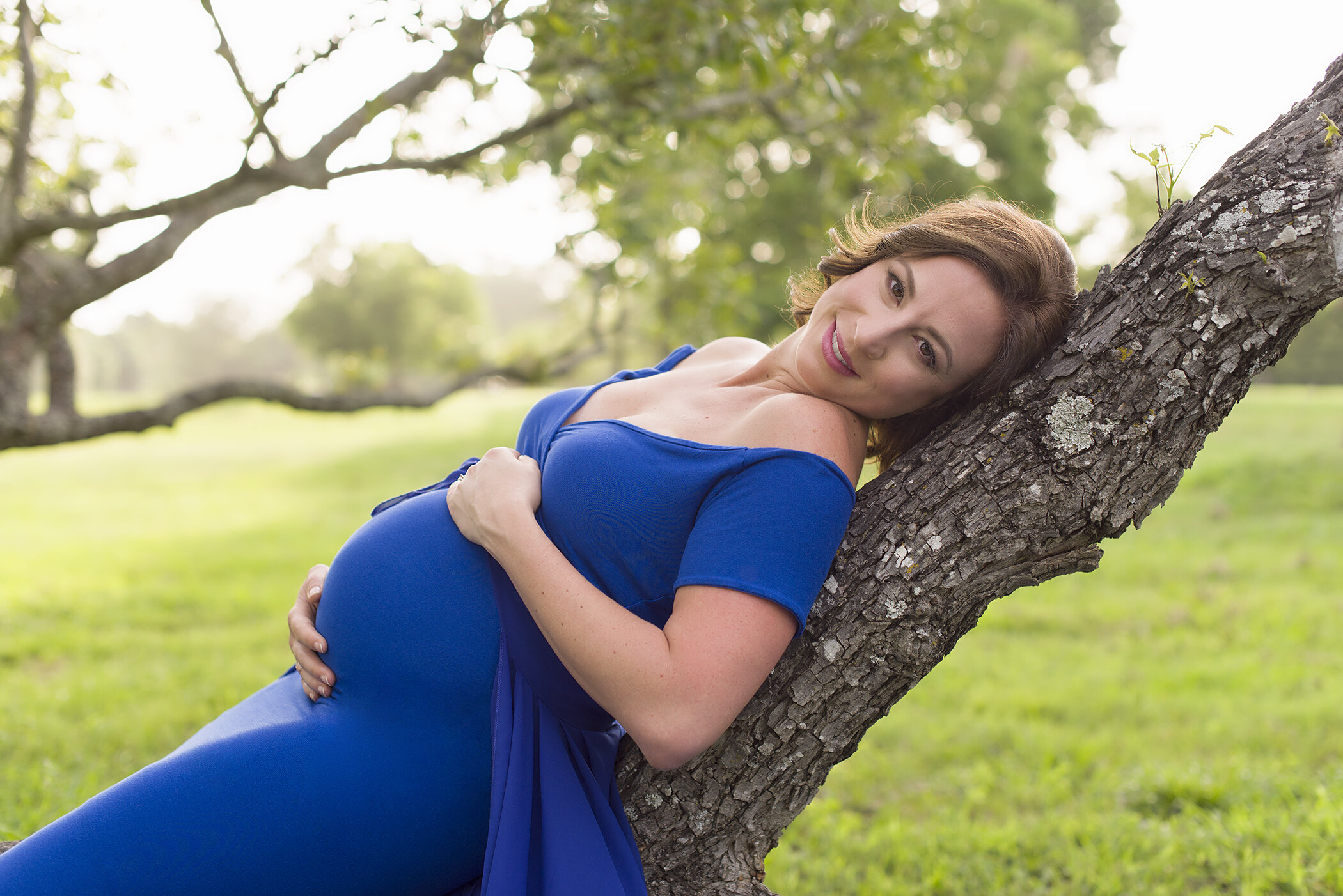 maternity pose on tree close up