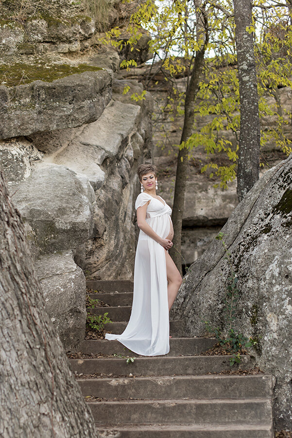 beautiful outdoor maternity pose