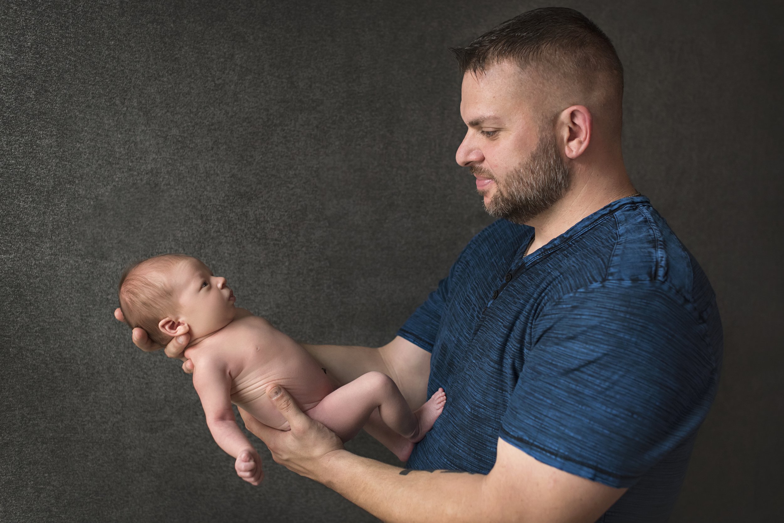 daddy and baby newborn photos