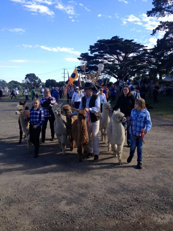 Alapcas leading the procession of Canoe.  Image by Daniel Huigsloot.