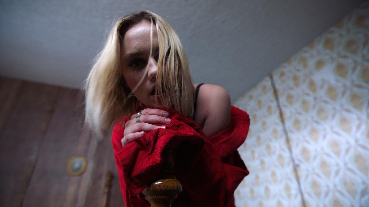 @carliehanson 
Daze Inn
2020

Director @serenareynolds 
Starring @carliehanson 
@cailyn_r 
@tyndakut 
DP @cale_evan 
Editor @verovackova
Production @thisisgoldcat 
EP @devinsarno 
1st AC @carlosariellopez 
Steadicam @samlawsteadicam 
Gaffer @thomassi