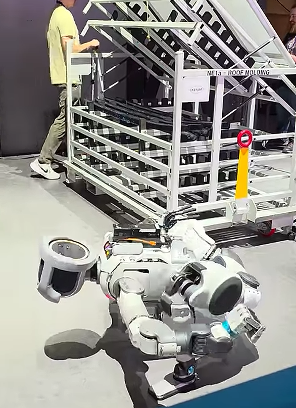 Boston Dynamics Atlas Robot demonstration at CES 2026_3