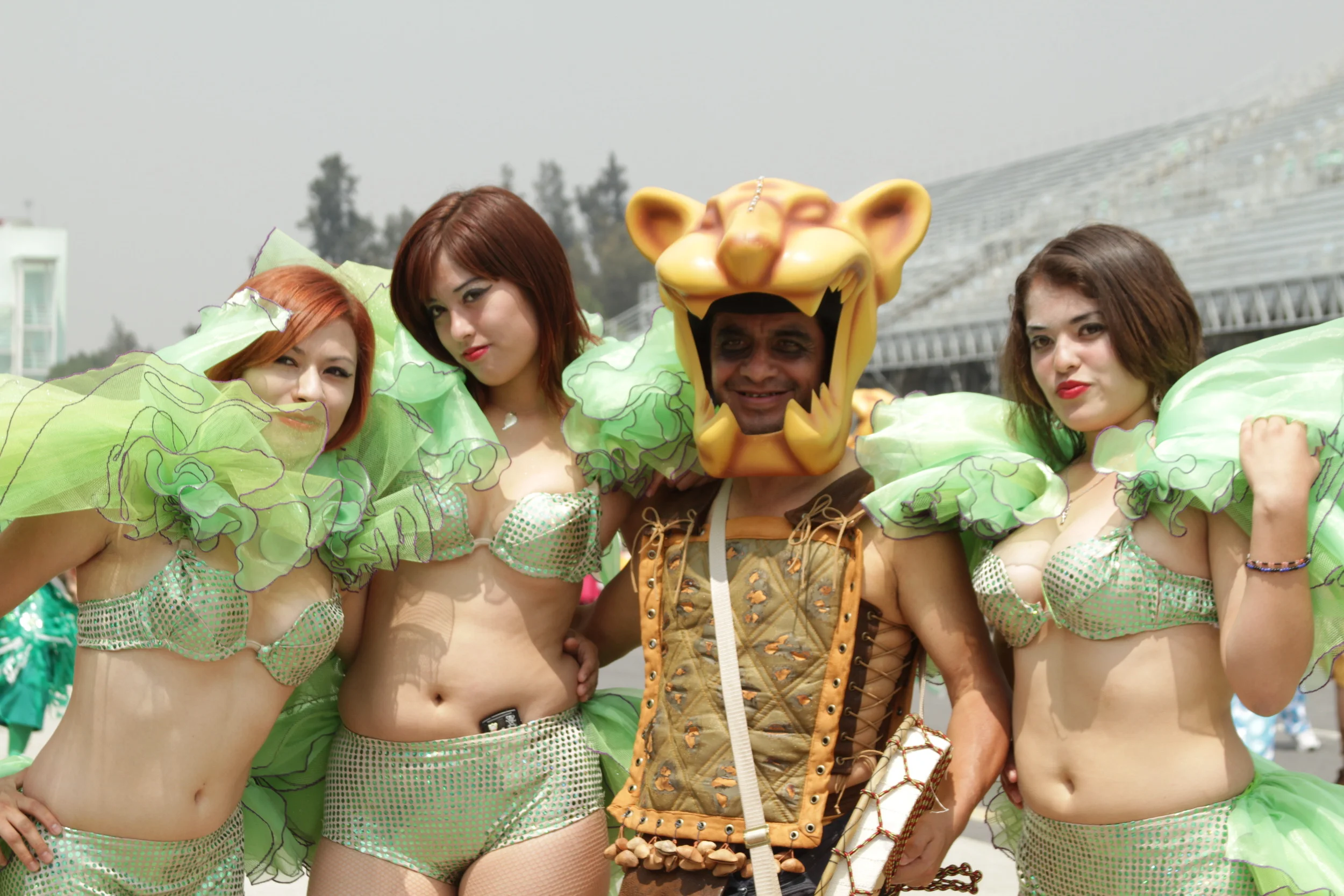 GUERRERO CON MAMBOLERAS.JPG