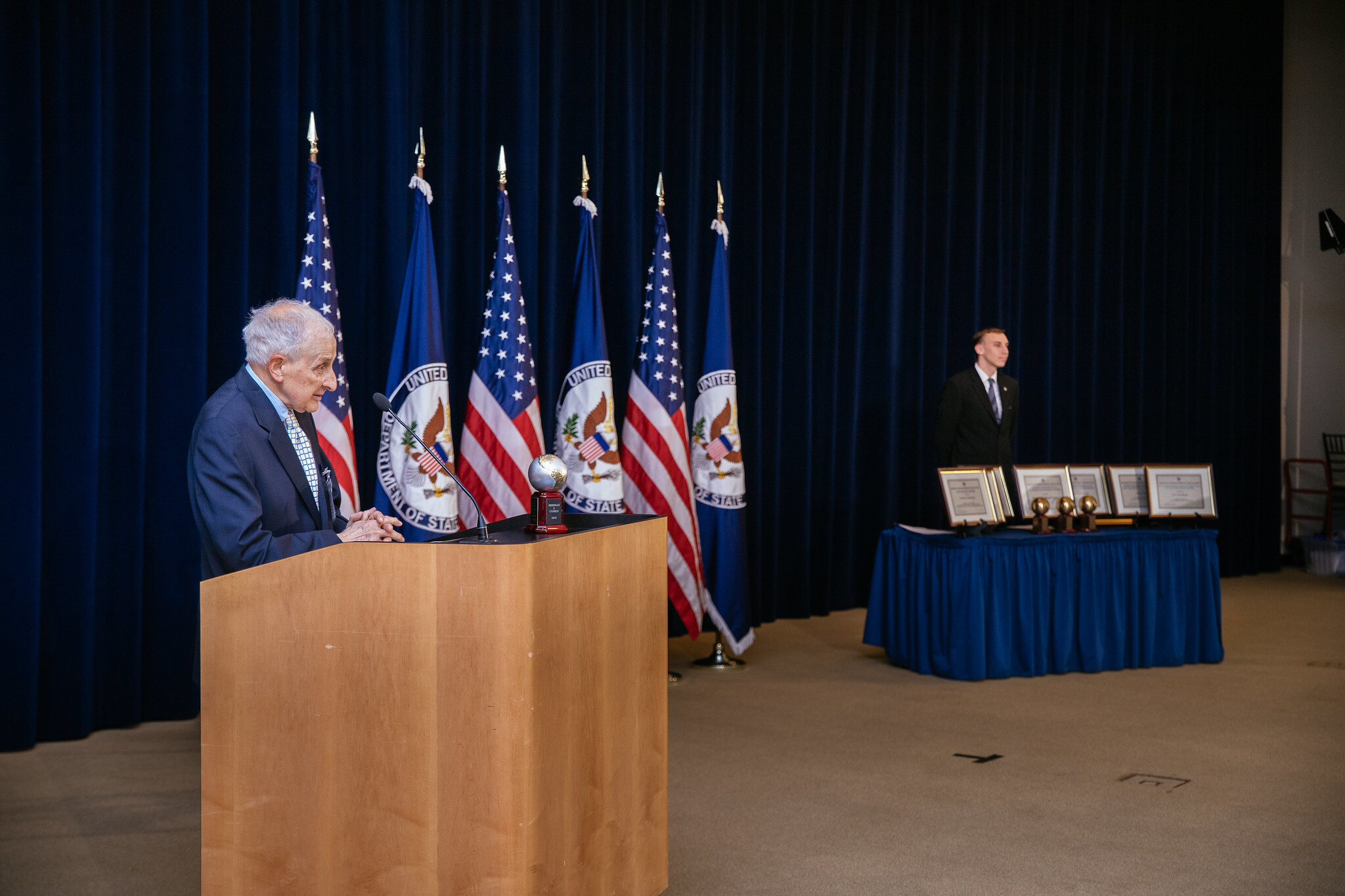  Receiving the AFSA Lifetime Contributions to American Diplomacy Award. (AFSA / Joaquin Sosá) 