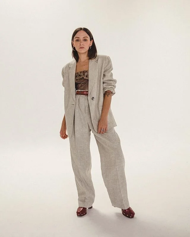 LINEN SUIT 🧺 Which I believe is a summer wardrobe requirement ✔️ And a ruffle polka dot one-piece, available via DM! 💌 .
.
.
#vintagestyling #instaflea2020 #vintagestylist #vintageclothes #90svintage #makeitbetterwithablazer #vintagesuit  #harveber